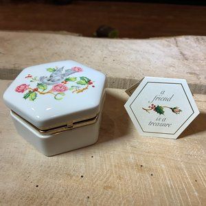 348. Vintage Avon 1983 Gift Festive Holiday Greetings Trinket Jewelry Box